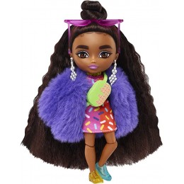 Barbie Extra Mini poupée n°1 14 cm avec robe et manteau socle et accessoires dont lunettes de soleil et sac banane jouet pour enfant HGP63 - BV1E9IPST